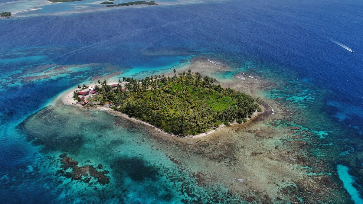 Isla tropical rodeada por el mar